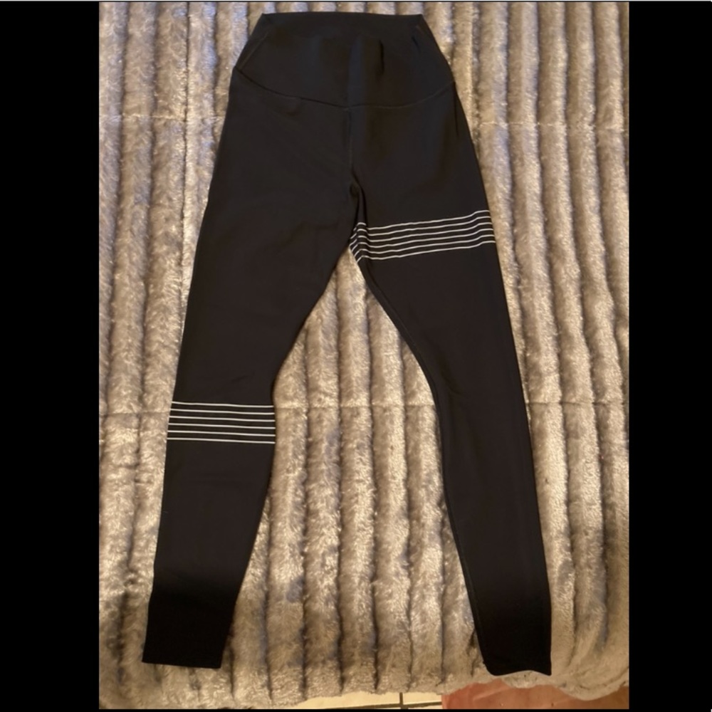 ALO YOGA LEGGINGS W/ ASYMMETRICAL STRIPES.